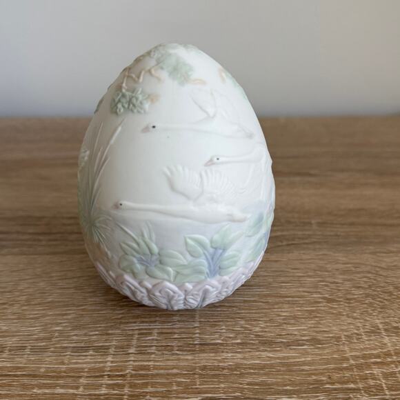 LLadro Porcelain Egg Swan Family in Nest 17532 Retired 1994 - Picture 5 of 9